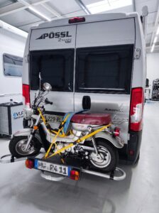 Pose d'un attelage de moto